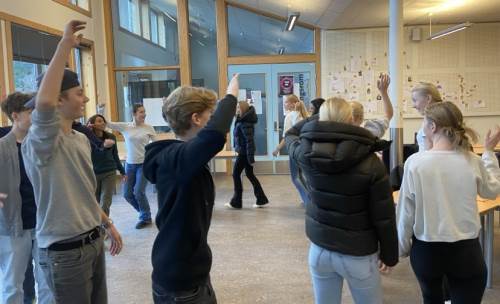 Dans - tyskelevene ble også med i dansen.